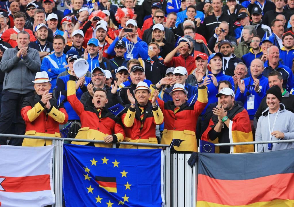 Kostümierte deutsche Fans jubeln Martin Kaymer zu