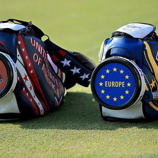 Mehrere Golfsäcke mit Aufdrucken USA und Europa liegen auf einem grünen Rasen.