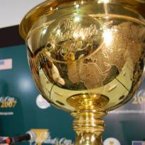 Eine große, goldfarbene Sporttrophy mit Gravuren und Inschriften.